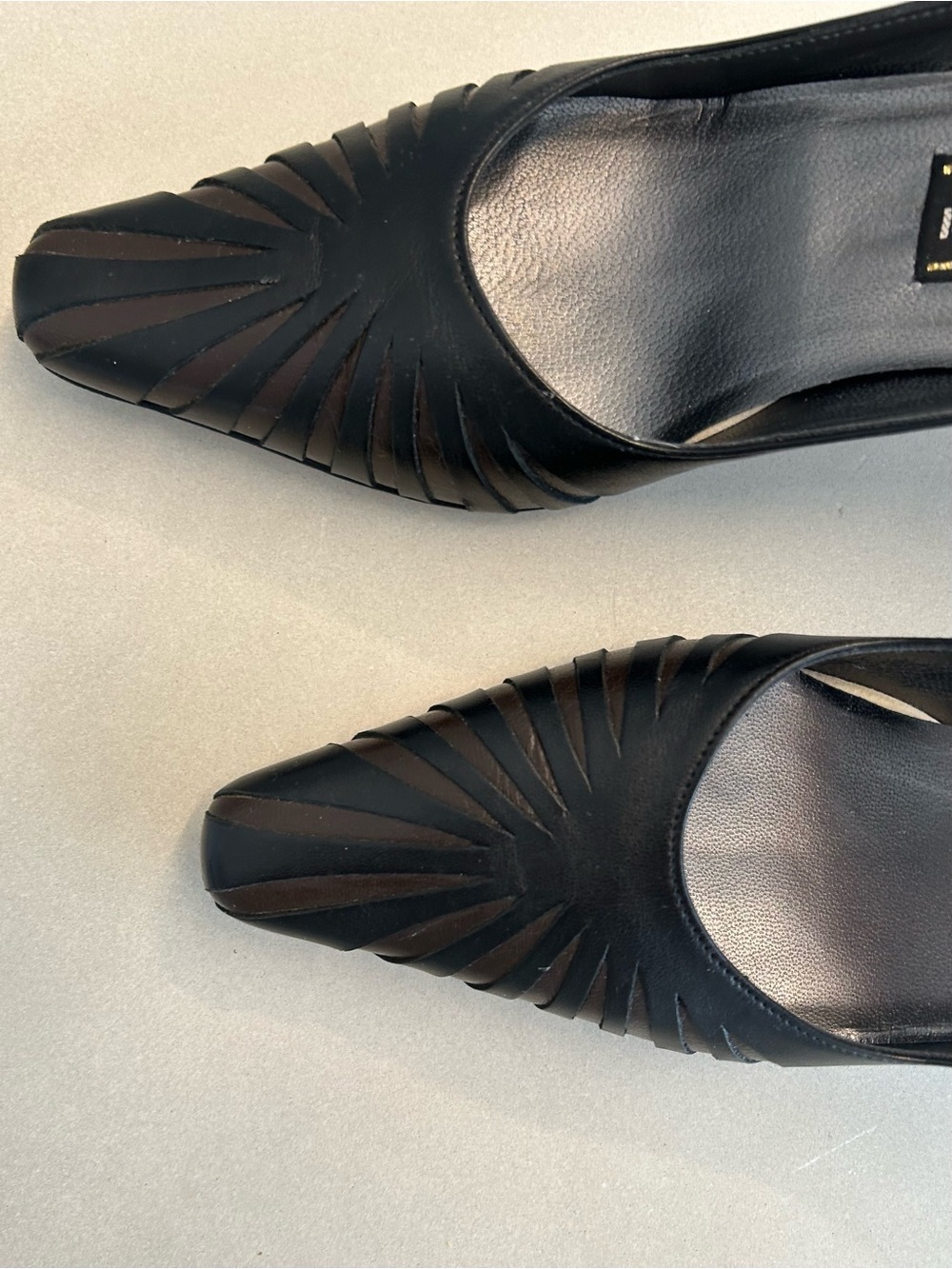 Vintage Roberto Capucci Black Leather Pleated Pointed Toe Pumps Size 7.5AA - Picture 5 of 16
